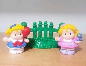 Vintage Fisher Price Little People bambina con uccellino, ragazza con recinzione palloncino anni 2000 - Foto 1 di 7