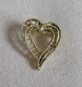 Vintage kleine goldene durchbrochene Herz Anstecknadel Valentinstag - Bild 1 von 3