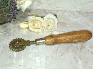 ANTICA ROTELLA TAGLIAPASTA SPERONELLA LEGNO OTTONE Lungh Cm 18 - Foto 1 di 1