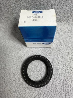 Peça de vedação do virabrequim Ford Service Parts #F4SZ-6700-A. Fabricante de equipamento original NOS - Imagem 1 de 3