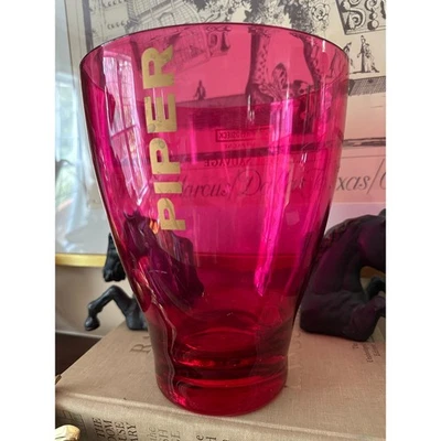 Piper-Heidsieck Rosé Sauvage Champagne cubo de hielo plástico rosa claro dorado letra Foto 1 de 4