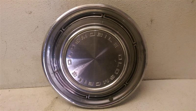 Cubierta de rueda Oldsmobile 14 pulgadas para Oldsmobile Delmont 88 1968 Foto 1 de 4