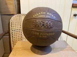 Antico espositore in pelle stile calcio con Elland Road LS11. Regalo tifosi Leeds - Foto 1 di 2