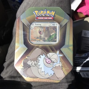 Pokemon TCG Triple Whammy Tin da Collezione - SLAKING con 3 Booster Pack - Foto 1 di 4