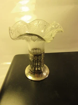 Jarrón de 4" de vidrio y base de placa qudruple plateada Foto 1 de 4