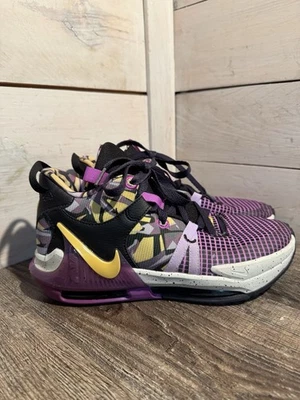 Zapatos de baloncesto Nike LeBron Witness 7 Lakers Graffiti FD0209-001 talla 6,5Y Foto 1 de 4