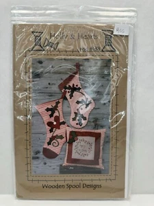 Almohada bordada medias de Navidad con apliques de acebo y corazones - Imagen 1 de 2