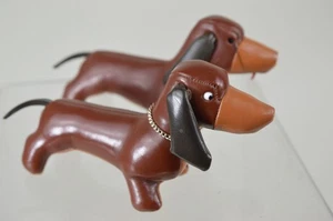 70er JAHRE LÄSST GRÜßEN - TOMI ZWEI DACKEL HUNDE - HANDARBEIT AUS LEDER - Bild 1 von 6