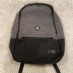 Zaino Portatile New Era Nero Antracite Costruisci Un Orso Logo 6x15x18 - Foto 1 di 7