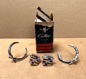 1960s 1970s Cadillac Roof Pillar Side Wreath & Crest Emblems GM 4416721 4414149 - Foto 1 di 16
