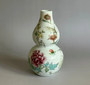 Vintage Chinese Famille Rose Porcelain Gourd- Shaped Vase Jingdezhen 1950s - Picture 1 of 13
