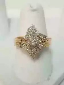 Anillo de compromiso con racimo de diamantes de corte redondo de 2 quilates enchapado en oro amarillo 14 K - Imagen 1 de 6