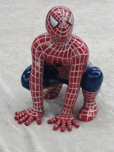 Spiderman Figur Skulptur Film Werbefigur Kino Spinne Hockend Dekofigur Rot Blau - Picture 1 of 4