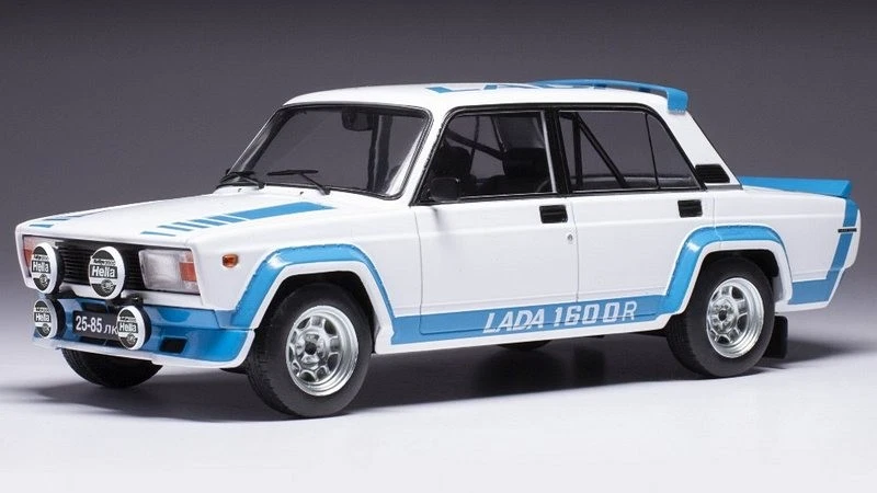 Lada 2105 VFTS 1983 White/Blue 1:18 IXO 18CMC144 - Immagine 1 di 1
