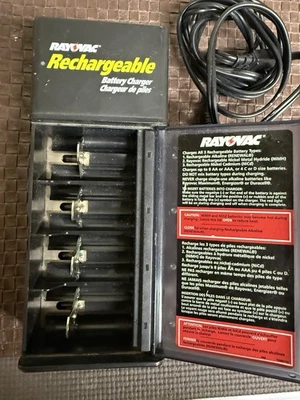 Зарядное устройство для аккумулятора Rayovac 3 в 1 со шнуром питания модель PS3 включается - Изображение 1 из 4