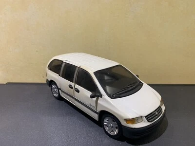 Maisto Plymouth Voyager Raro Colore Bianco Scala 1/26 - Immagine 1 di 4