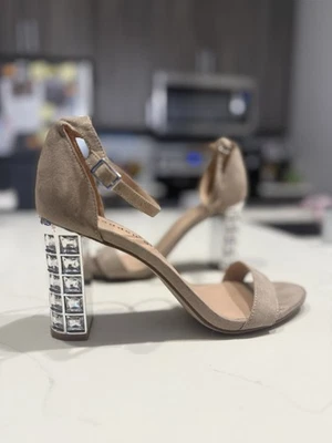 Zapato de tiras tostado/beige con tacón bloque adornado. 🪩🤎 Foto 1 de 4