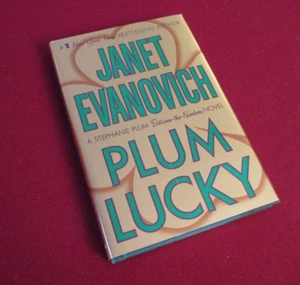 SIGNED ~ Plum Lucky by Janet Evanovich (2007) 1st/1st Edition Hardcover Novel - Picture 1 of 3