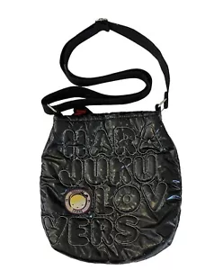 Borsa a tracolla Y2K Harajuku Lovers nera lucida trapuntata soffice - Foto 1 di 10