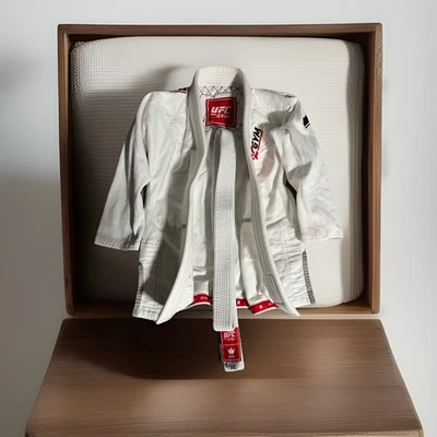 UFC Gym Edición Premium Jiu-Jitsu Brasileño GI Kimono MO Blanco Top y Cinturón Juvenil Foto 1 de 4