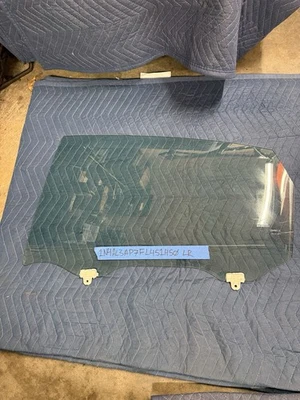 Nissan Altima 2016 puerta trasera izquierda (lado del conductor) cristal Foto 1 de 2