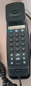 Geemarc Venice M Przycisk Telefon stacjonarny w kolorze ciemnoszarym, uchwyt biurkowy lub ścienny - Zdjęcie 1 z 4