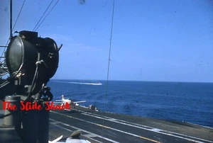 Marina de los Estados Unidos AD-5 Skyraider aterrizaje en el USS Saratoga CV-60 1958 Kodachrome 35 mm extensión - Imagen 1 de 1