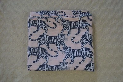 Manta Aden + Anais Etiqueta Blanca Tigre Bebé Rosa Negro Muselina Algodón Foto 1 de 4