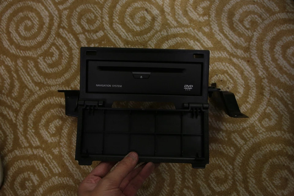 2006-2008 INFINITI FX35 RWD NAVIGATION DVD DRIVE ASSEMBLY W/BRACKET K6790 - Image 1 of 4