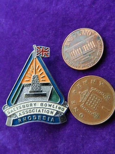 A VINTAGE ENAMEL BADGE, SALISBURY BOWLING ASSOCIATION, RHODESIA. - Picture 1 of 2