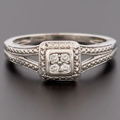 Anillo con racimo de diamantes de oro blanco de 9 quilates talla M con sello Foto 1 de 4