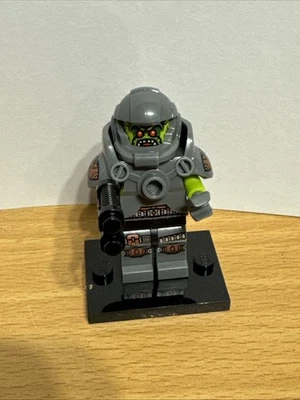 Lego Minifigure Alien Avenger (COL139) Collectible Minifigures Series 9 - Image 1 of 3