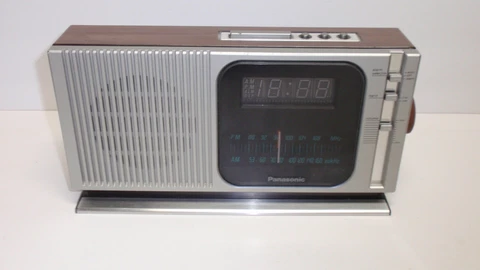 Vint Panasonic Clock Radio Wood Grain Silver RC-205 Space Age MIJ - Blu Dis 70's Cover