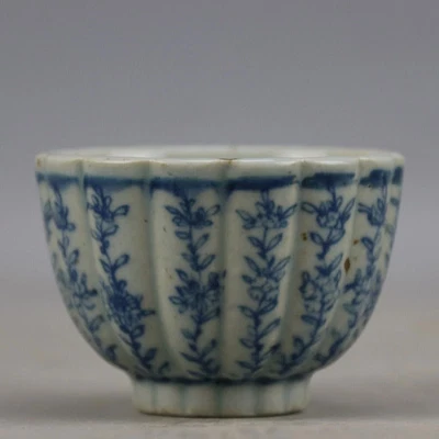 China Antigua porcelana antigua Ming Wangli azul y blanco pintura a mano flor taza Foto 1 de 4