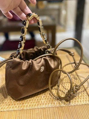 Bolsa de cordão Tory Burch pequena E/W cetim 176895 marrom $550 festa - Imagem 1 de 4