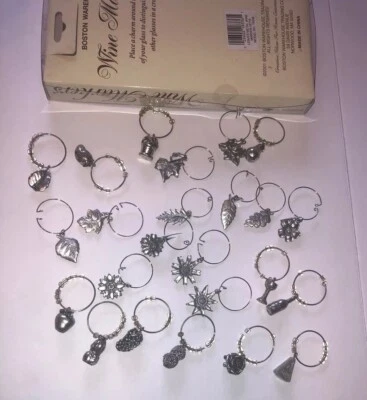 Juego de 24 dijes de vino de metal Boston Warehouse botella hoja flores vajilla caja Foto 1 de 4