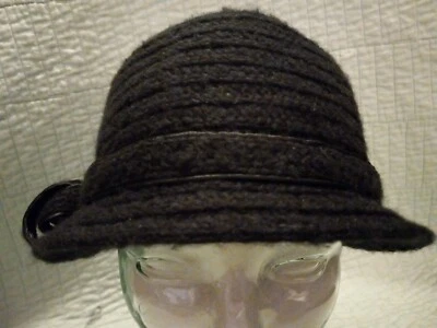 Sombrero de cubo para mujer OS Betmar tejido de lana negro con banda decorativa y alfiler Foto 1 de 4