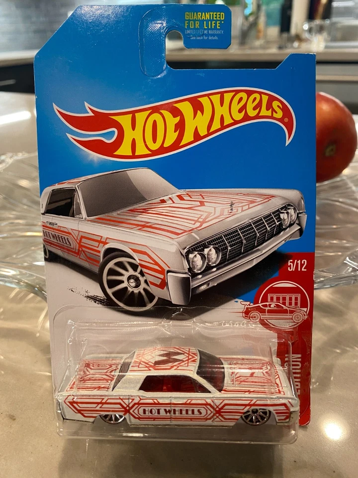 2017 Hot Wheels '64 Lincoln Continental - Rosso Edizione - Bianco - Immagine 1 di 1
