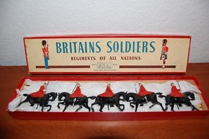 Britains set 400 Soldiers, LIFE GUARDS MOUNTED in winter cloaks w officer in box - Picture 1 of 6