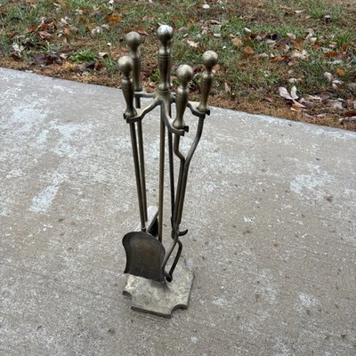 Juego de herramientas de chimenea de colección Latón Companion Juego de 5 piezas Pinzas de póquer Cepillo Soporte para cuchara Foto 1 de 4