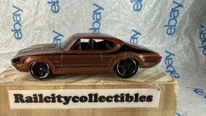 2009 Hot Wheels 1968 Olds Oldsmobile Cutlass 442 Car - 1:64 Diorama - Picture 1 of 11