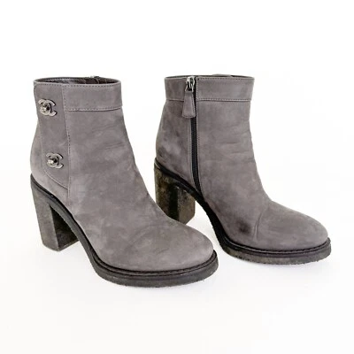 Chanel CC Turnlock Botines EU 38 US 7-7.5 Gris Gamuza Tacón Alto Botín Foto 1 de 4