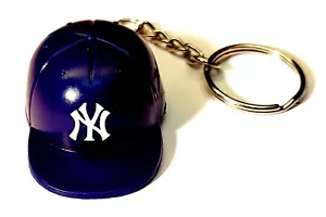 NEW YORK YANKEES MLB SCHLÜSSELANHÄNGER KAPPE MÜTZE 2" LANG KUNSTSTOFF LIZENZIERT BASEBALL - Bild 1 von 1