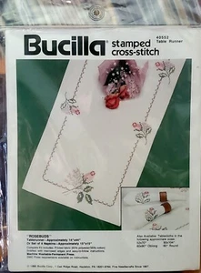Bucilla "Rosebuds" Tablerunner Estampado Punto de Cruz Kit No. 40552 - Imagen 1 de 6