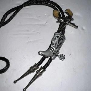 Bolokrawatte Six Guns Sporen Stiefel 32 Zoll Krawatte - Bild 1 von 16