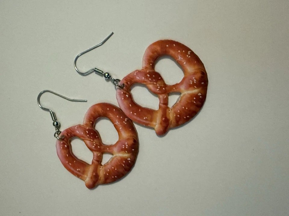 Pendientes Pretzel, Pendientes Únicos, Idea de Regalo, Joyería de Comida, Pendientes de Comida Divertidos Foto 1 de 1