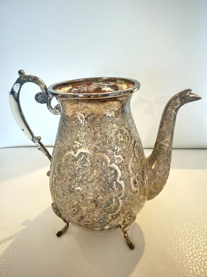 ANTIGUA TETERA PLATEADA CAFETERA ORNAMENTADA DISEÑO FLORAL BASE CON PATAS Foto 1 de 4