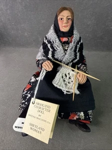 Highland Figur Puppe von Sheena Macleod Shetland Frau sitzt auf Hocker - Bild 1 von 16