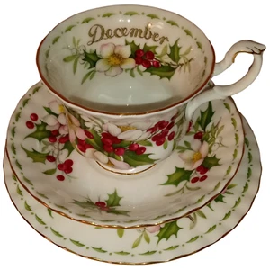 Trío de tazas de té, platillos y platos de postre Royal Albert "Diciembre" - Flor de la M - Imagen 1 de 8