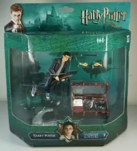 Harry Potter Deluxe mit Besen Actionfigur & Koffer Kofferraum NEU mit Ständer MIB - Bild 1 von 6